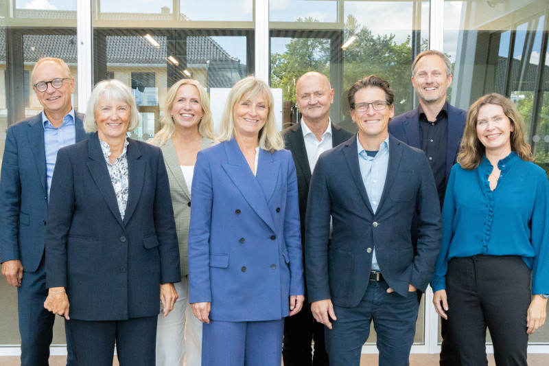 Gruppefoto av DFØs ledergruppe. F.v.: Dag Strømsnes, Gøril Aune, Anne-Berit Herstad, Nina Kulås, Bjørn Sæstad, Christian Storhaug Johnsen, Tore Blekastad, Hilde Nakken.